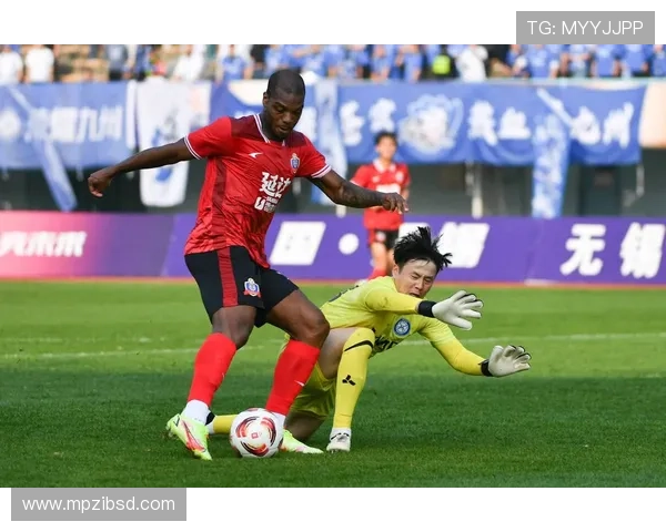 中甲足球赛事精彩纷呈，在线直播带你全程直击比赛激情 - 副本 (2) - 副本